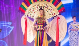 Dù diện áo dài 'khủng', Lệ Hằng vẫn tự tin toả sáng trên sân khấu